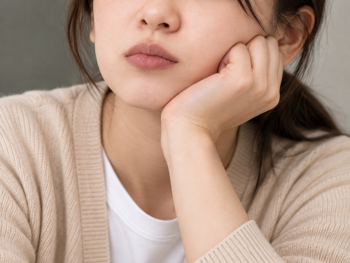 턱괴고 있는 AI 이미지